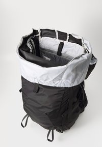 Svart vanntett ryggsekk med rull-topplukking, grå fôr, indre lommer og justerbare stropper. Strukturert stoff med holdbar konstruksjon.