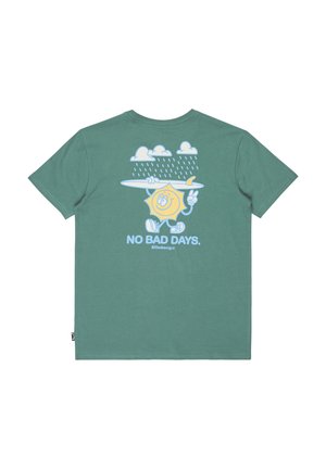 T-shirt di cotone verde con scollatura rotonda. Il retro presenta una grafica di un sole sorridente che tiene una tavola da surf, accompagnato da nuvole e pioggia.