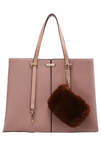 Sac cabas en cuir rose avec de longues poignées et une pochette en fourrure marron attachée par une chaîne dorée.
