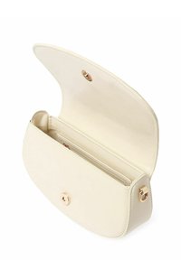 Borsa a mano in pelle crema con forma arrotondata, accessori in tonalità oro, chiusura a scatto magnetico e un unico scomparto interno con slot per carte.
