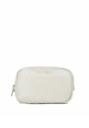 Petite pochette rectangulaire gris clair Valentino avec motif de logo embossé et nom de marque doré à l'avant, fermeture zippée sur le côté.