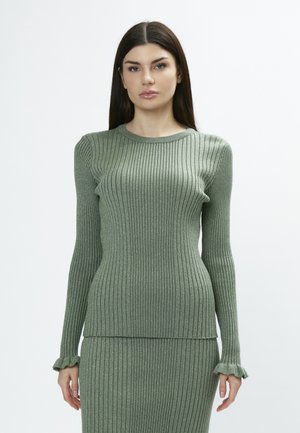 Pull-over en tricot vert à rayures, à manches longues, avec un col rond et des poignets froncés, fabriqué à partir d'un tissu texturé et légèrement brillant.