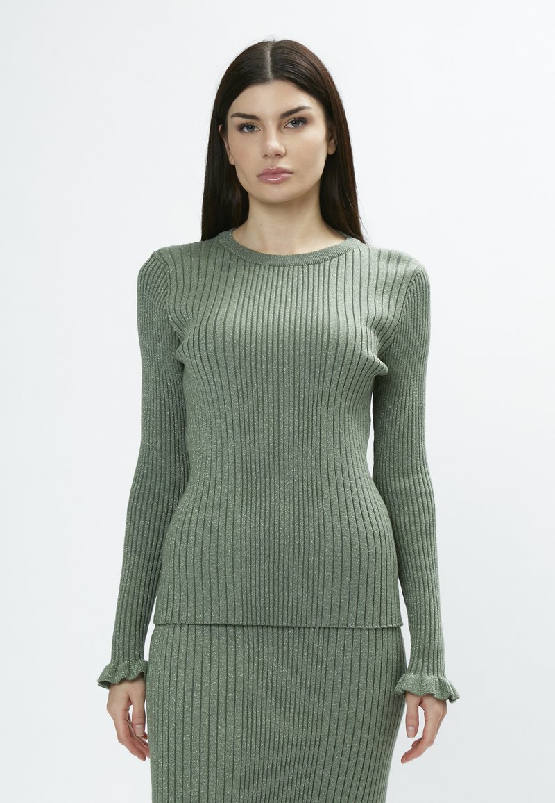 Maglione a maniche lunghe verde a coste con scollo rotondo e polsi arricciati, realizzato in un tessuto strutturato e leggermente scintillante.