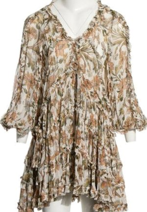 Robe à fleurs à manches longues avec des détails à volants, un décolleté en V et une jupe fluide, superposée dans des tons beige, vert et orange atténués.