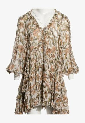 Robe à fleurs à manches longues avec des détails à volants, un décolleté en V et une jupe fluide, superposée dans des tons beige, vert et orange atténués.