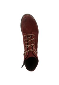 Bottine en suède rouge avec lacets marron, fermeture éclair sur le côté et bout arrondi. Présente des détails cousus le long de la semelle.