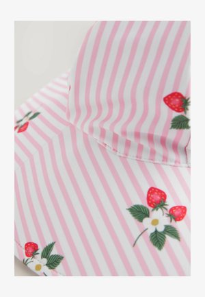 Rózsaszín és fehér csíkos anyag, amelyen hímzett epret és virágokat találunk. A sapka strukturált formájú és sima textúrájú.