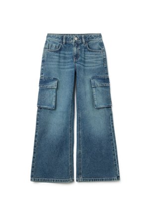 Pantalones cargo de denim de pernera ancha en azul claro, con dos grandes bolsillos laterales, cierre de botón y un sutil acabado desgastado.