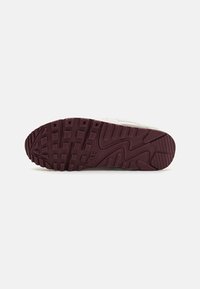 Nike sporta apavu ārējā zole, bordo gumija ar teksturētu rakstu, ar izteiktu logotipu un dažādām zoles dizaina iespējām saķerei.