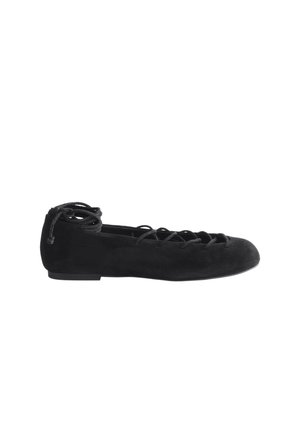 Chaussure de ballet plate noire avec lacets croisés à la cheville et bout arrondi, vue de côté sur fond blanc.