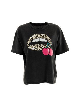 Camiseta de algodón negra con un gráfico de labios de estampado de leopardo y cerezas rosas. Manga corta y corte relajado con un escote redondo.