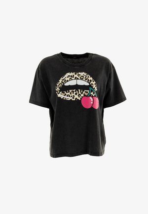 Camiseta de algodón negra con un gráfico de labios de estampado de leopardo y cerezas rosas. Manga corta y corte relajado con un escote redondo.