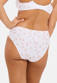 Culotte blanche taille haute avec un motif floral léger pêche en répétition. Fabriquée en tissu doux avec une texture lisse, dotée de bords élastiques.