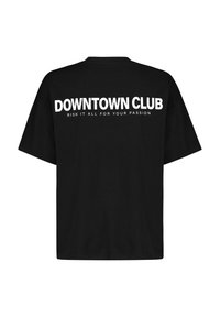 Schwarzes T-Shirt mit großem weißen Text auf dem Rücken: "DOWNTOWN CLUB" und "RISKIERE ALLES FÜR DEINE LEIDENSCHAFT," mit lässiger Passform und kurzen Ärmeln.