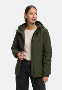 Olivgrön isolerad jacka med huva, dragkedja fram och justerbara snoddar. Har sidofickor och en mjuk textur.