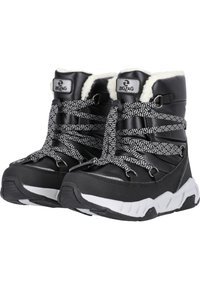 Schwarze wasserdichte Stiefel mit einem mit Fell gefütterten Kragen, ausgestattet mit massiven weißen Sohlen, schwarz-weißen gemusterten Schnürsenkeln und einem Logopatch auf der Zunge.