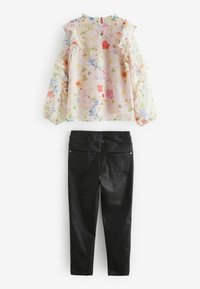 Blommig blus med långa ärmar i lätt fabric, med ruffles och knapprad, matchad med svarta stretchbyxor med bakfickor och en elegant design.