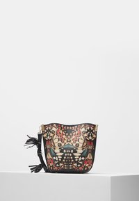 Borsa a spalla in pelle con base nera e stampa animale multicolore. Caratterizzata da dettagli con frange e accessori in oro.