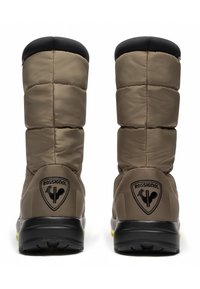 Bruine geïsoleerde sneeuwlaarzen met een puffy ontwerp, zwarte kraag, rubberen zool en Rossignol-logo op de achterkant. Gestructureerd stoffen oppervlak.