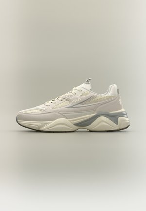 Baskets Fila blanches et gris clair avec détails en mesh et suède, semelle épaisse et design à lacets, vues de profil sur un fond neutre.