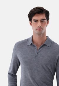 Grau langärmliges Polohemd aus einem strukturierten Stoff, mit einem klassischen Kragen und einer Knopfleiste mit drei Knöpfen. Sauberes, minimalistisches Design.