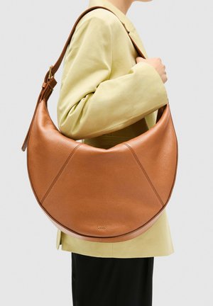 Brązowa skórzana torba hobo o gładkiej teksturze, zaokrąglonym kształcie i delikatnych szwach. Posiada jeden pasek na ramię oraz subtelny detal z logo.