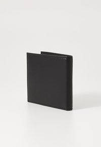 Portafoglio in pelle nera dal design minimalista, con texture liscia e cuciture precise. Forma rettangolare compatta, aperto su un lato.