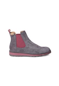 Stivaletto alla caviglia in suede grigio con pannelli elastici laterali bordeaux, dettagli in pelle marrone e suola in gomma bordeaux. Presenta un occhiello sul retro.