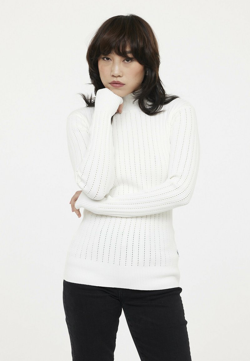 Weißer Strickrollkragenpullover mit vertikalen Rippungen, langen Ärmeln und taillierter Silhouette. Mit kleinen Perforationen akzentuiert.