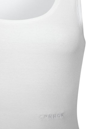 Biely rebrovaný tielko s okrúhlym výstrihom; obsahuje jemné vyšívané logo "CPNHGN" na prednej strane pri leme.