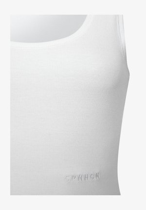 Biely rebrovaný tielko s okrúhlym výstrihom; obsahuje jemné vyšívané logo "CPNHGN" na prednej strane pri leme.