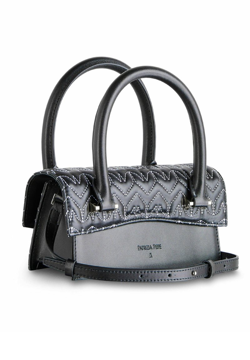 Czarna torebka damska o pikowanym wzorze. Posiada podwójne zaokrąglone uchwyty, srebrne akcenty metalowe oraz regulowany pasek na ramię.