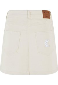 Gonna di jeans in beige chiaro con vita aderente, due tasche posteriori e un'etichetta sulla cintura. Presenta una leggera forma a A.