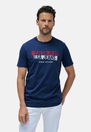 Marineblå bomulds t-shirt med grafisk print i rød og hvid med teksten "Salsa Jeans" og "Denim Artisans." Korte ærmer, rund hals.