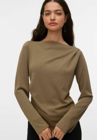 Langermet genser i ensfarget olivengrønn, med båthals og mykt, glatt stoff; tettsittende design med lange ermer.