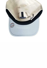 Baseballkappe in Beige und Marineblau, mit einem gebogenen Schirm, verstellbarem Riemen und einem Baseball-Logoaufkleber auf der Innenseite. Aus Baumwollmaterial.