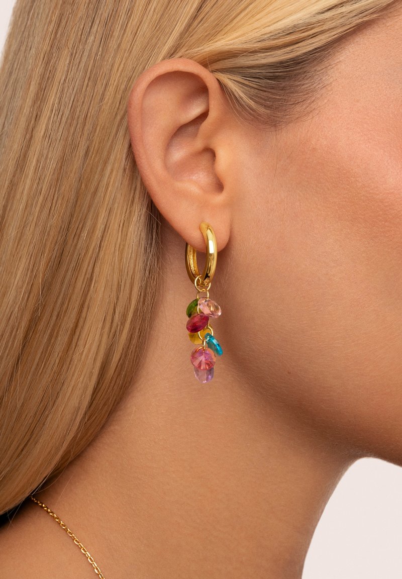 Pendiente de aro dorado con piedras de resina colgantes en tonos rosa, verde y azul, mostrando un diseño irregular y en capas.