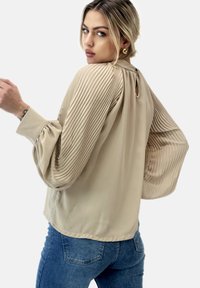 Elara Linne - beige