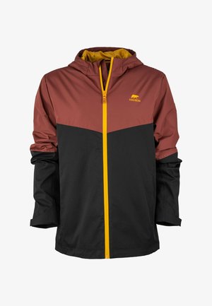 Chaqueta cortavientos roja y negra con un zipper amarillo, que presenta una capucha y un patrón contrastante en la parte superior del pecho. El material es ligero y suave.