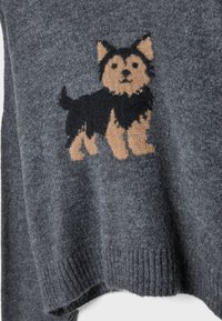 Grijs wollen trui met lange mouwen en een gebreid hondendesign in zwart en tan. Zachte textuur met geribbelde zoomdetail.