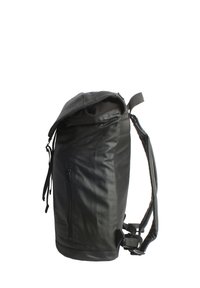 Schwarzer Rucksack aus strukturiertem synthetischem Material. Verfügt über eine seitliche Reißverschlusstasche, einen Kordelzugverschluss und gepolsterte Schulterriemen.