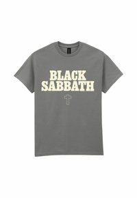 Grå bomulls-T-skjorte med tydelig hvit tekst "BLACK SABBATH" og et lite korsgrafikk under. Korte ermer og rund hals.