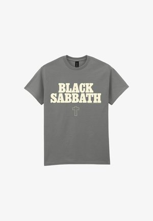 Grå bomulds T-shirt med fed hvid tekst "BLACK SABBATH" og et lille korsgrafik under. Korte ærmer og rund halsudskæring.