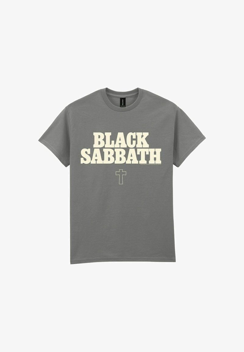 Šedé bavlněné tričko s výrazným bílým textem "BLACK SABBATH" a malou křížovou grafikou pod ním. Krátké rukávy a kulatý výstřih.