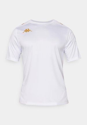 T-shirt de sport blanc à manches courtes avec logos Kappa dorés sur la poitrine et les épaules, présenté sur un fond clair.