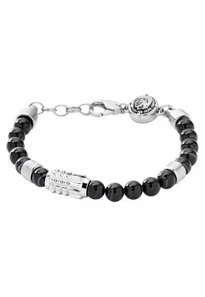 Bracelet pour homme avec perles rondes noires, accents cylindriques argentés, fermoir mousqueton et un pendentif rond avec un logo gravé.