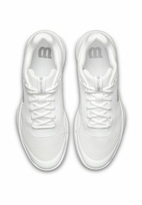 Zapatillas deportivas blancas con parte superior de malla, que presentan un diseño curvado, suela texturizada y cordones. Detalles sutiles del logo en la lengüeta y los lados.