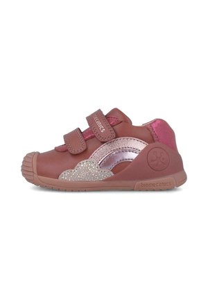 Zapato de cuero rosa con dos correas de Velcro, paneles laterales texturizados, acentos brillantes y suela de goma. Presenta un diseño de nube en el lateral.