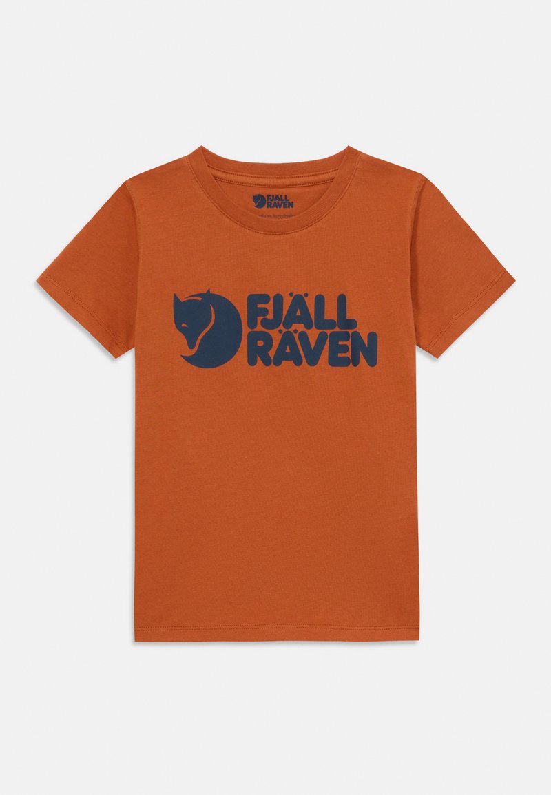 Oranges Baumwoll-T-Shirt mit einem navyblauen Logo, das einen stilisierten Fuchs und den Text "FJÄLL RÄVEN" zeigt. Rundhalsausschnitt und kurze Ärmeln.