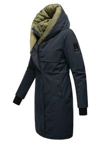 Marineblauwe lange jas met een gewatteerde groene kraag, ritssluiting aan de voorkant en zijzakken. Heeft zwarte accenten en elastische boorden voor extra warmte.